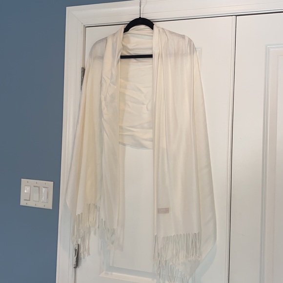 Pashmina ivory colored with fringes. 68L x 27W. - Picture 2 of 3